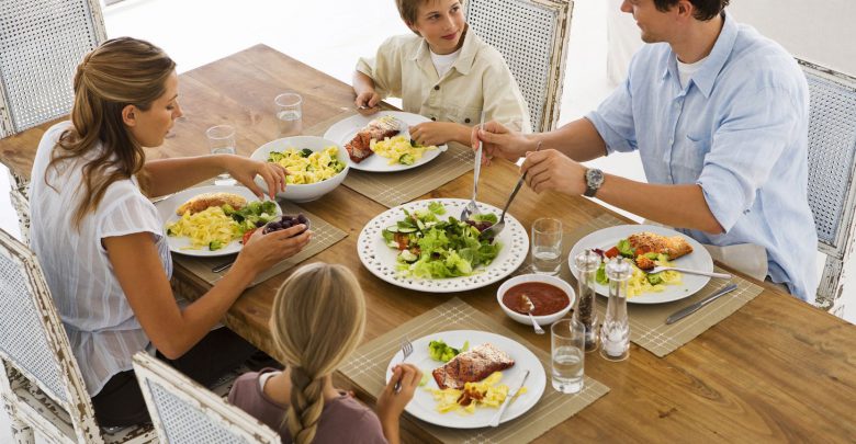 6 phép lịch sự tối thiểu trong bữa ăn mà ba mẹ cần phải dạy cho trẻ